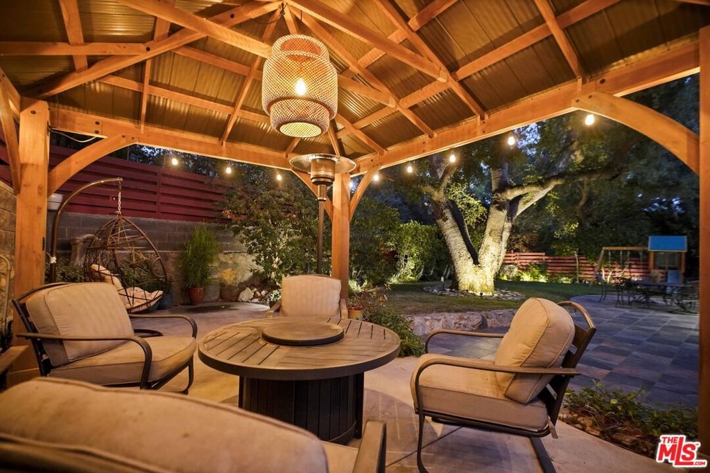 Altadena Dr, Altadena, CA 91001