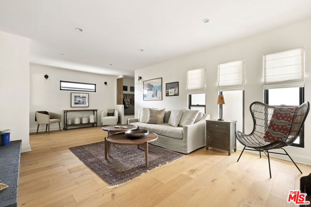 Camino Flores , Thousand Oaks, CA 91360