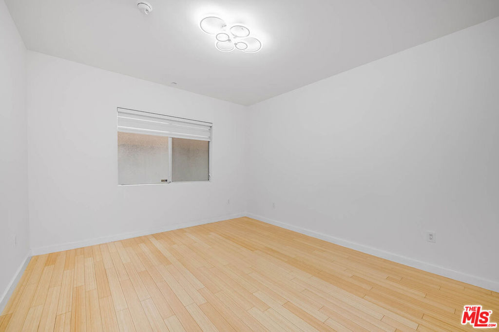 Street Andrews Pl, Los Angeles, CA 90019