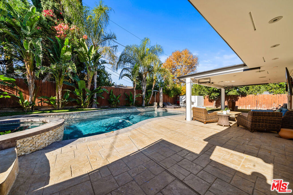Debs Ave, Woodland Hills, CA 91367