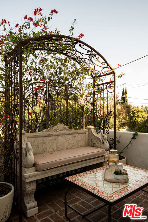 Redesdale Ave, Los Angeles, CA 90026