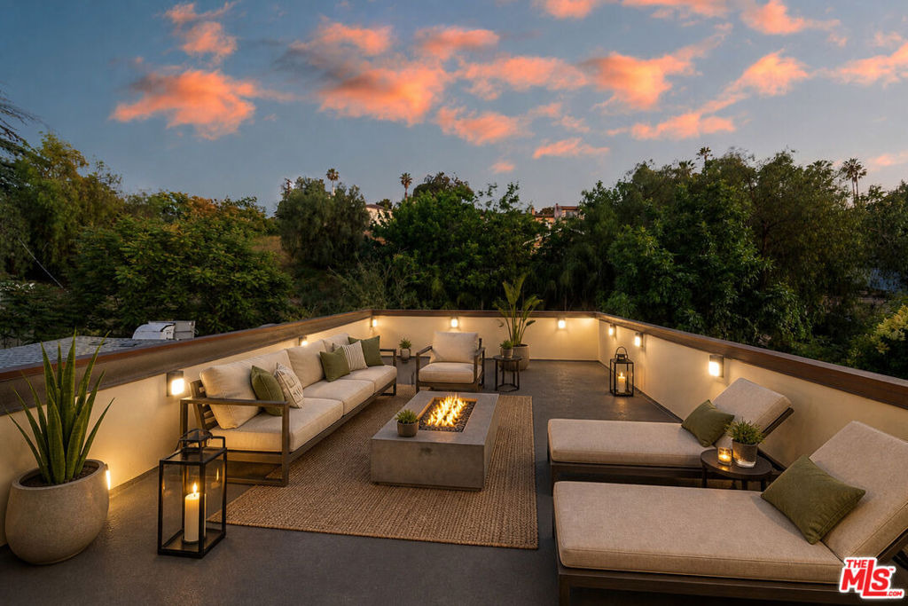 Avenue San Luis , Woodland Hills, CA 91364