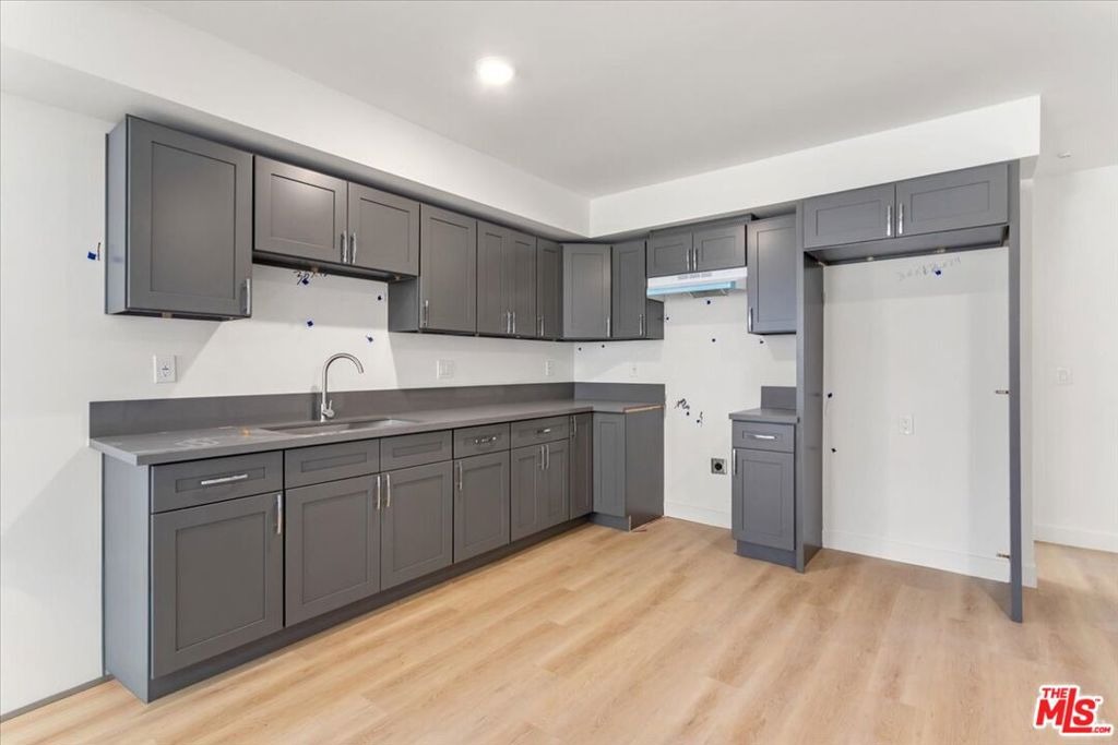 80th St, Los Angeles, CA 90044