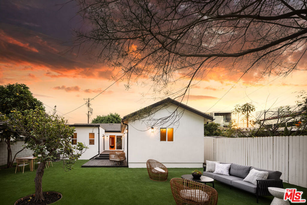 Redwood Ave, Los Angeles, CA 90066