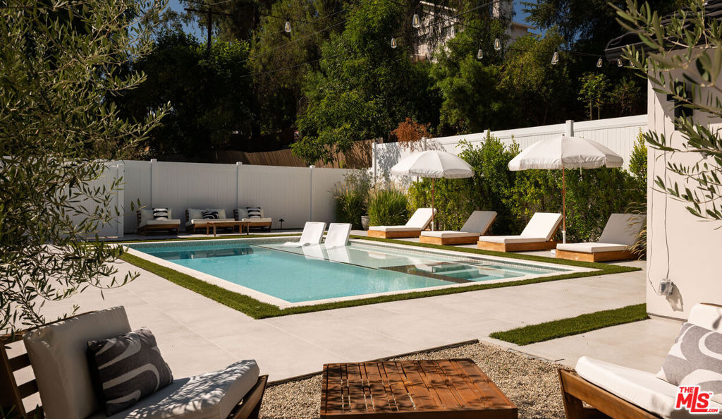 Avenue San Luis , Woodland Hills, CA 91364