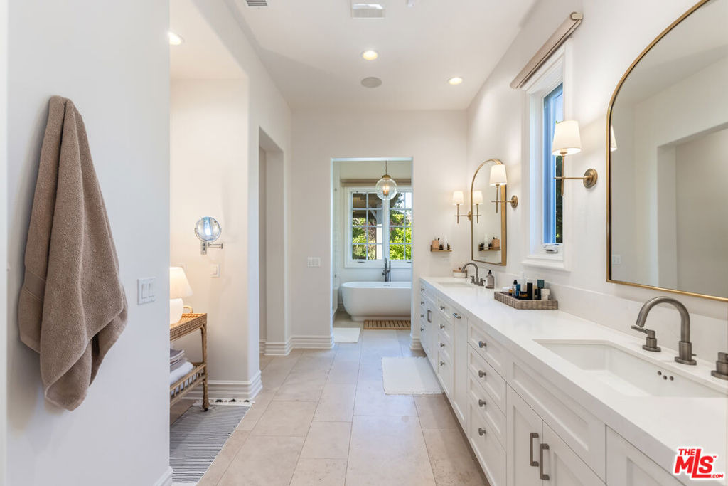 Shadow Creek Dr, Agoura Hills, CA 91301
