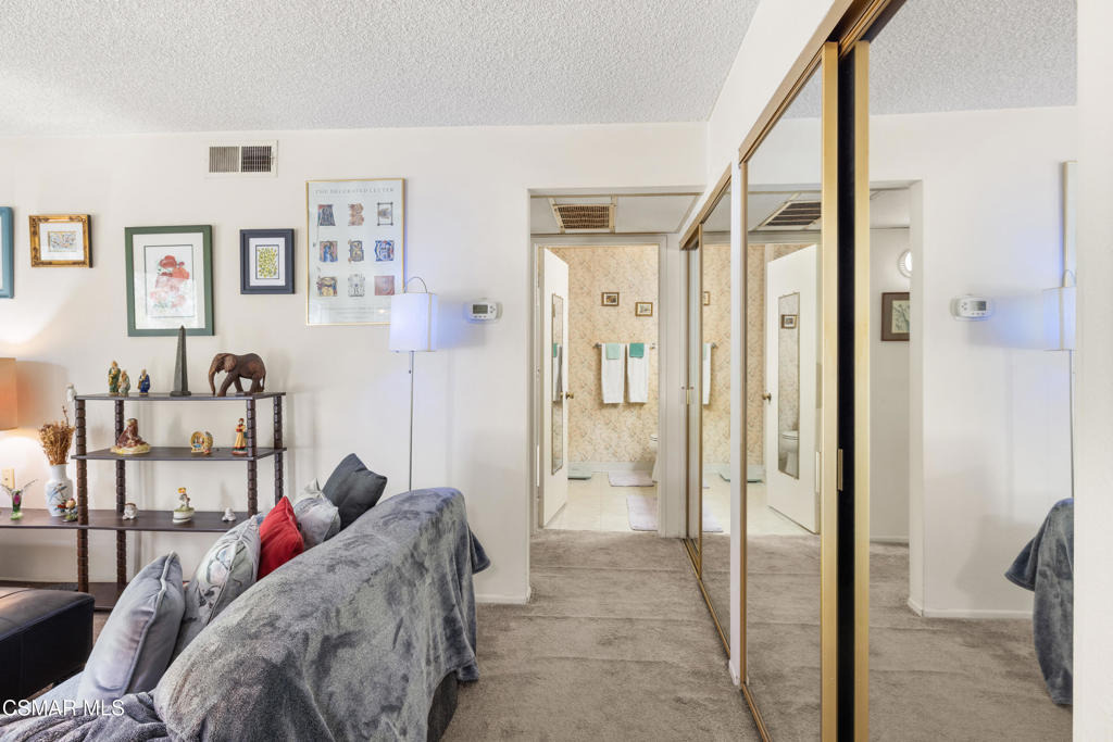 Oakleaf Dr, Thousand Oaks, CA 91360