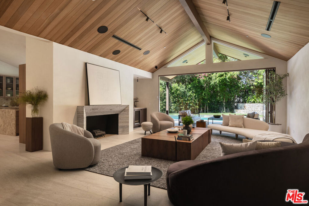 High Valley Rd, Encino, CA 91436