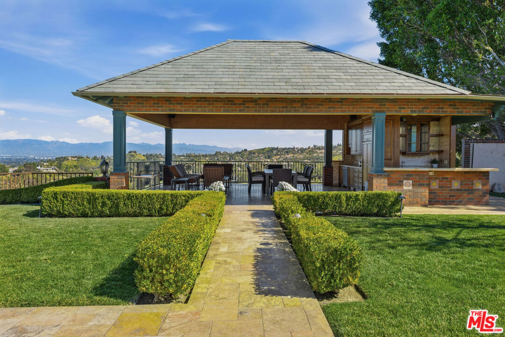 Dorlon Dr, Tarzana, CA 91356