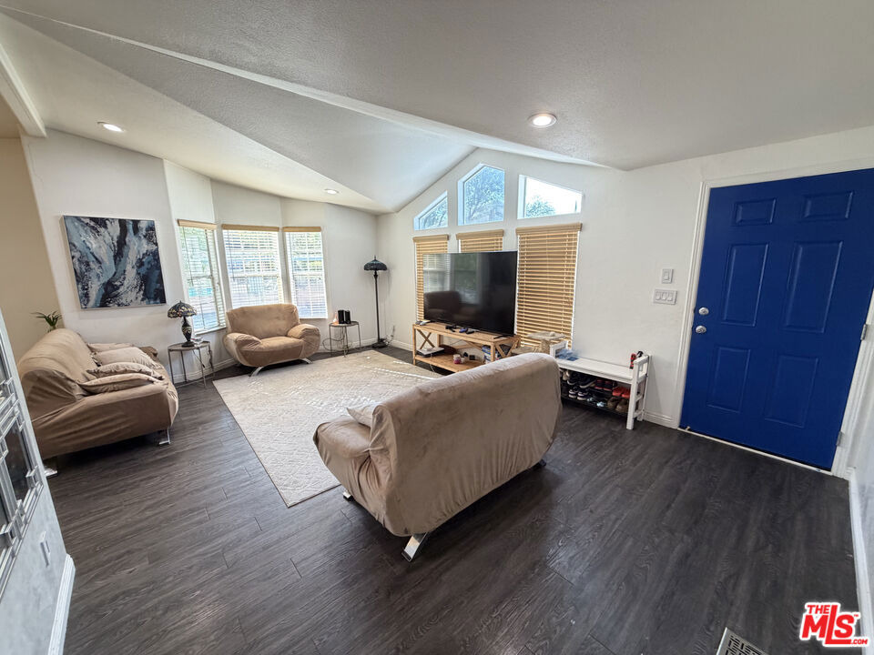 Topanga Canyon Blvd, Woodland Hills, CA 91364