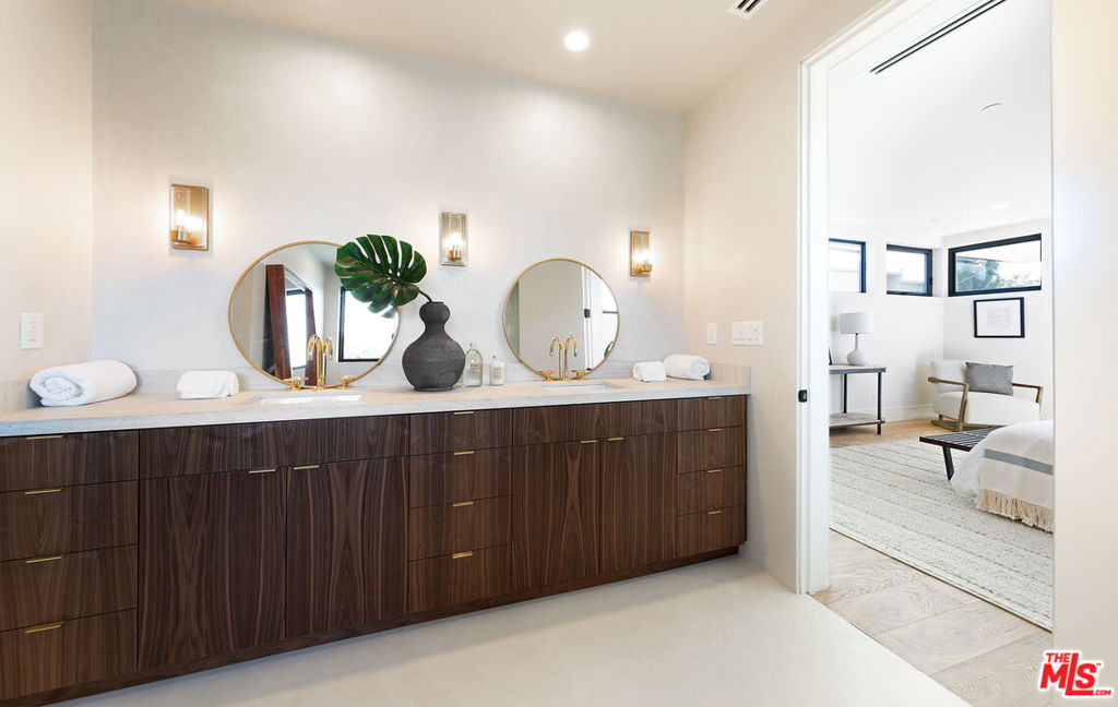 Mclaughlin Ave, Los Angeles, CA 90066