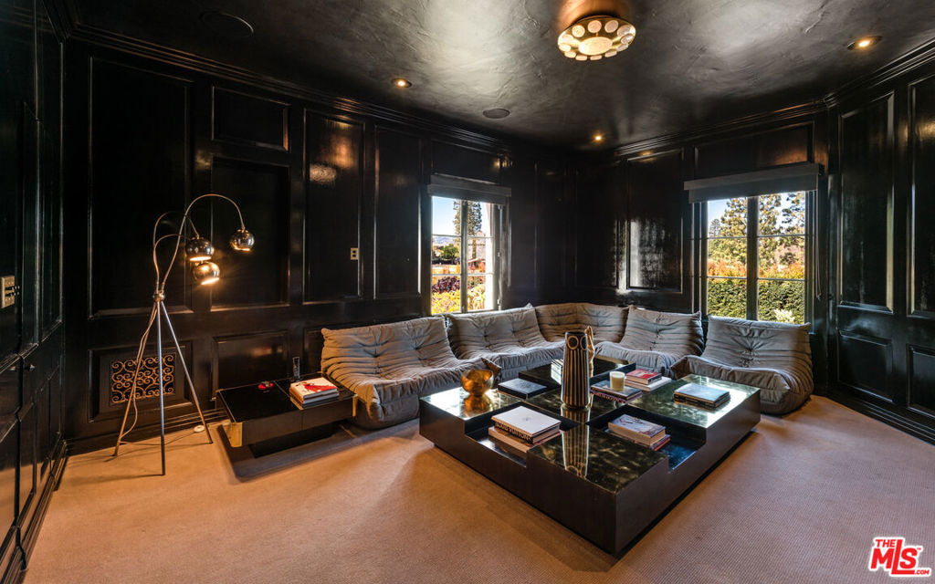 Muirfield Rd, Los Angeles, CA 90004