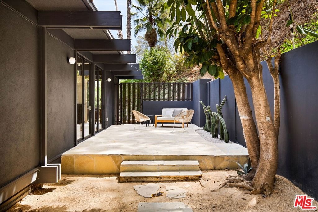 Valley Oak Dr, Los Angeles, CA 90068