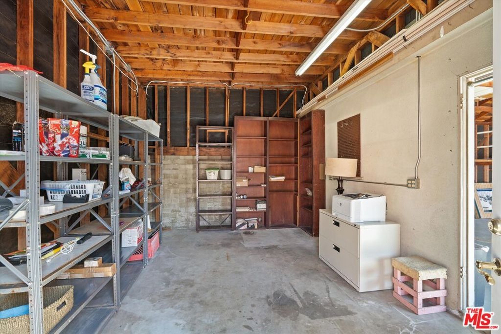 Flores Ave, Los Angeles, CA 90056