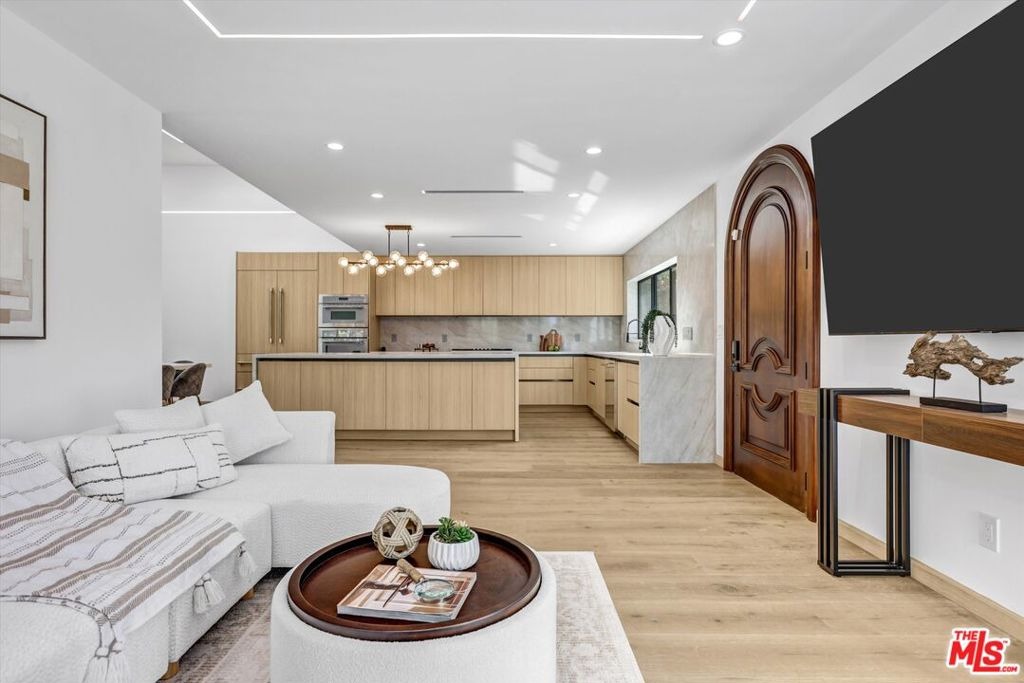 Biona Dr, Los Angeles, CA 90066