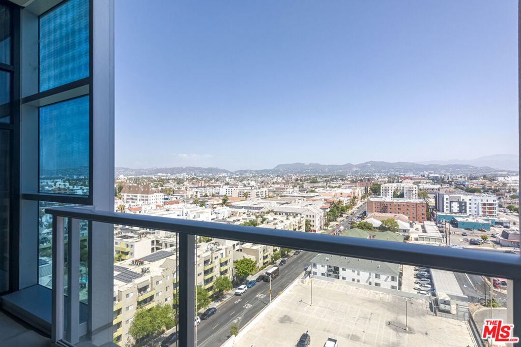 6th St, Los Angeles, CA 90020