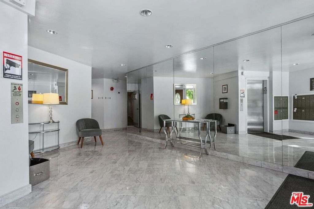 Barrington Ave, Los Angeles, CA 90049