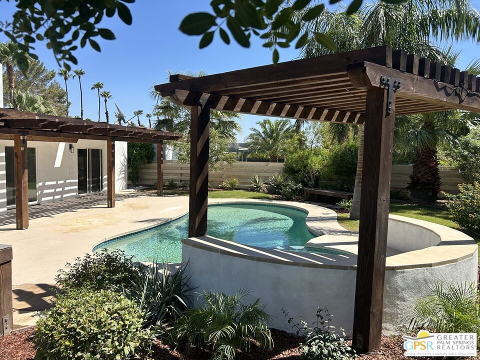 Francis Dr, Palm Springs, CA 92262