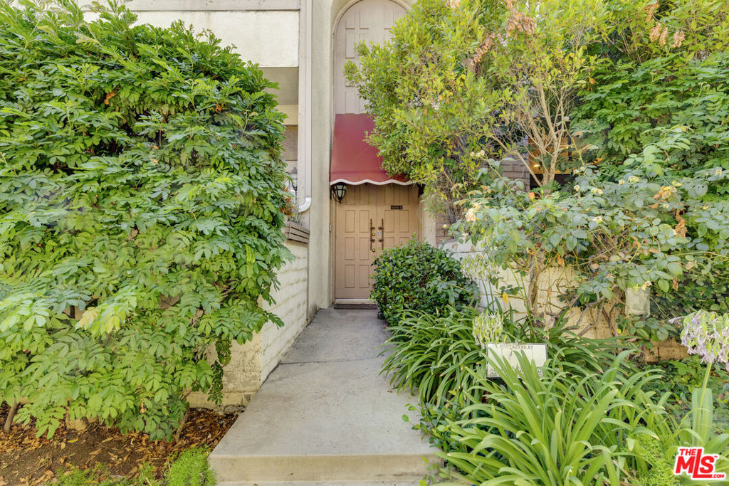 White Oak Ave, Encino, CA 91316