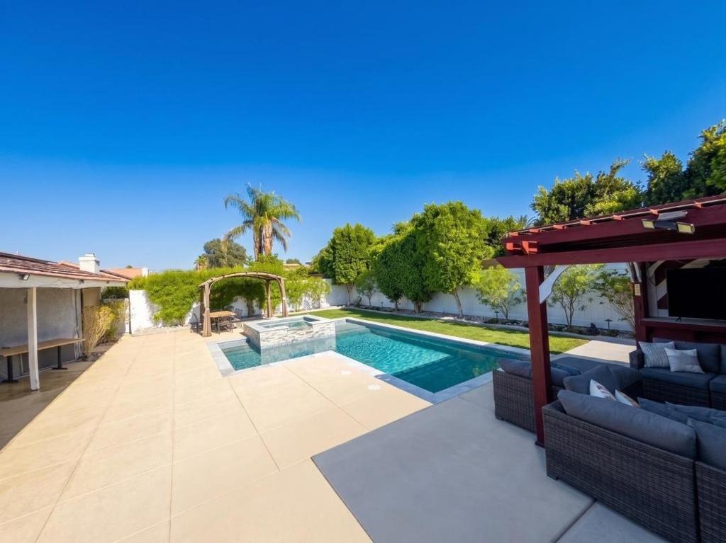 Edinborough St, Palm Desert, CA 92211