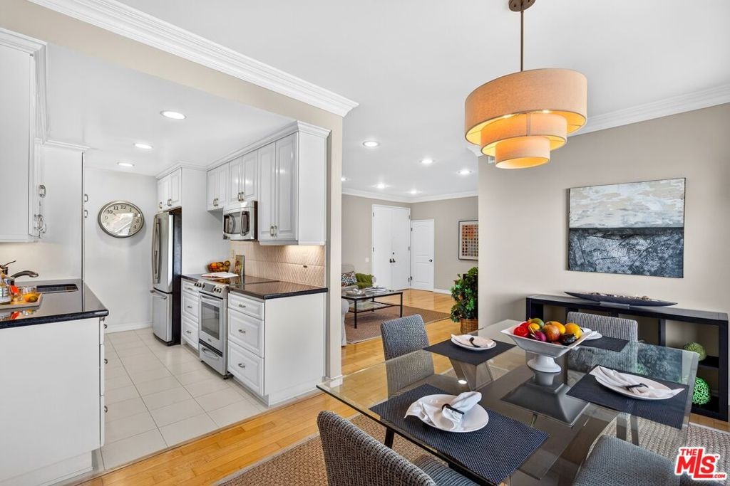 Barrington Ave, Los Angeles, CA 90049