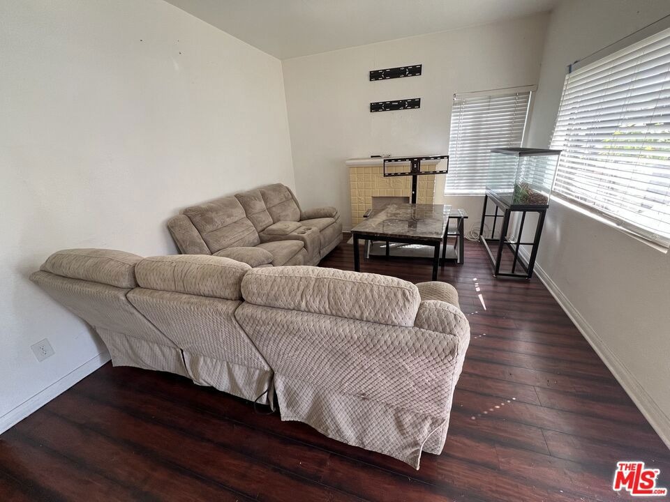 Mansfield Ave, Los Angeles, CA 90019