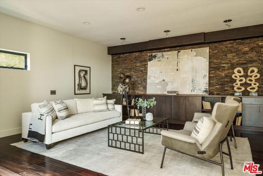 Spreading Oak Dr, Los Angeles, CA 90068