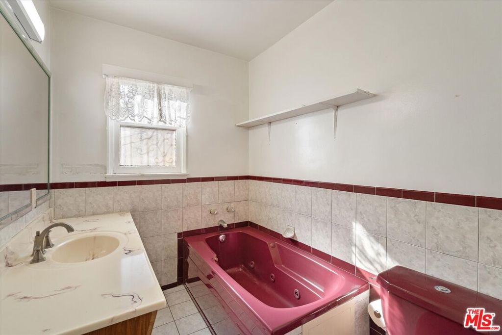 112th St, Los Angeles, CA 90047