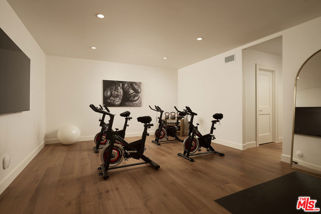 Oakmont Dr, Los Angeles, CA 90049