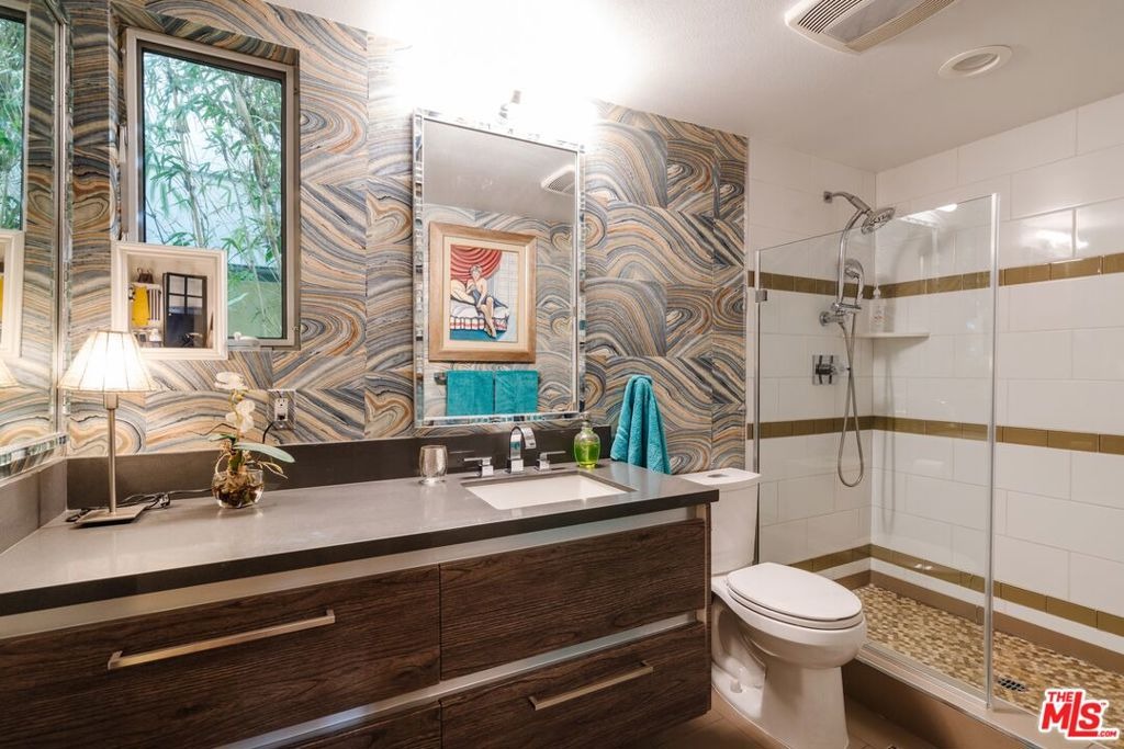 Hepburn Way, Los Angeles, CA 90038