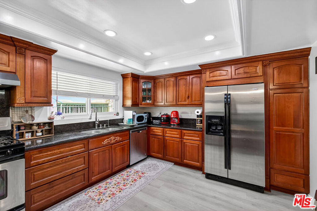 Street Andrews Pl, Los Angeles, CA 90020