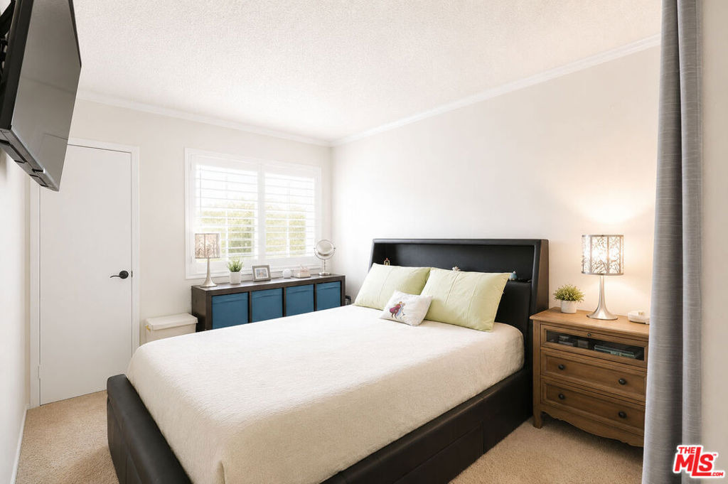Hidaway Ave, Canyon Country, CA 91351