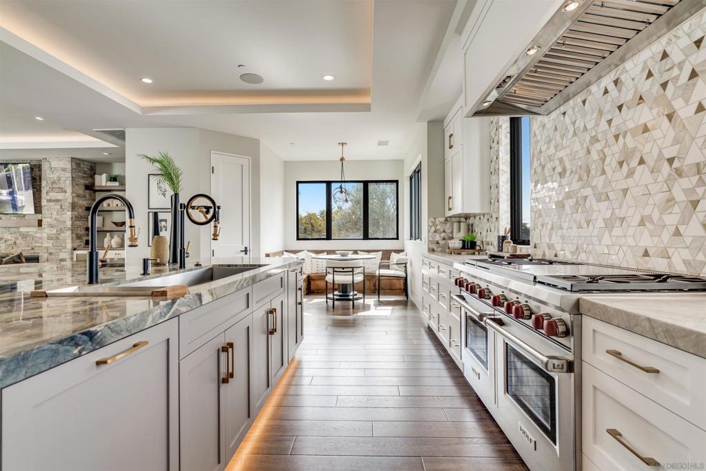 Castejon Dr, LA Jolla, CA 92037