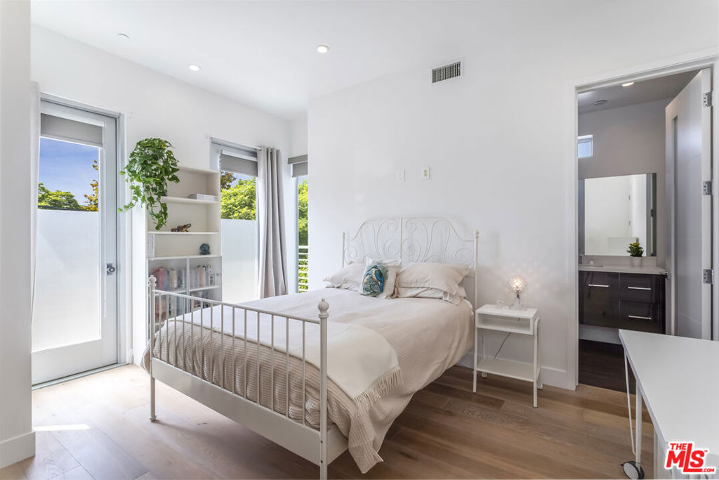 Barrington Ave, Los Angeles, CA 90066