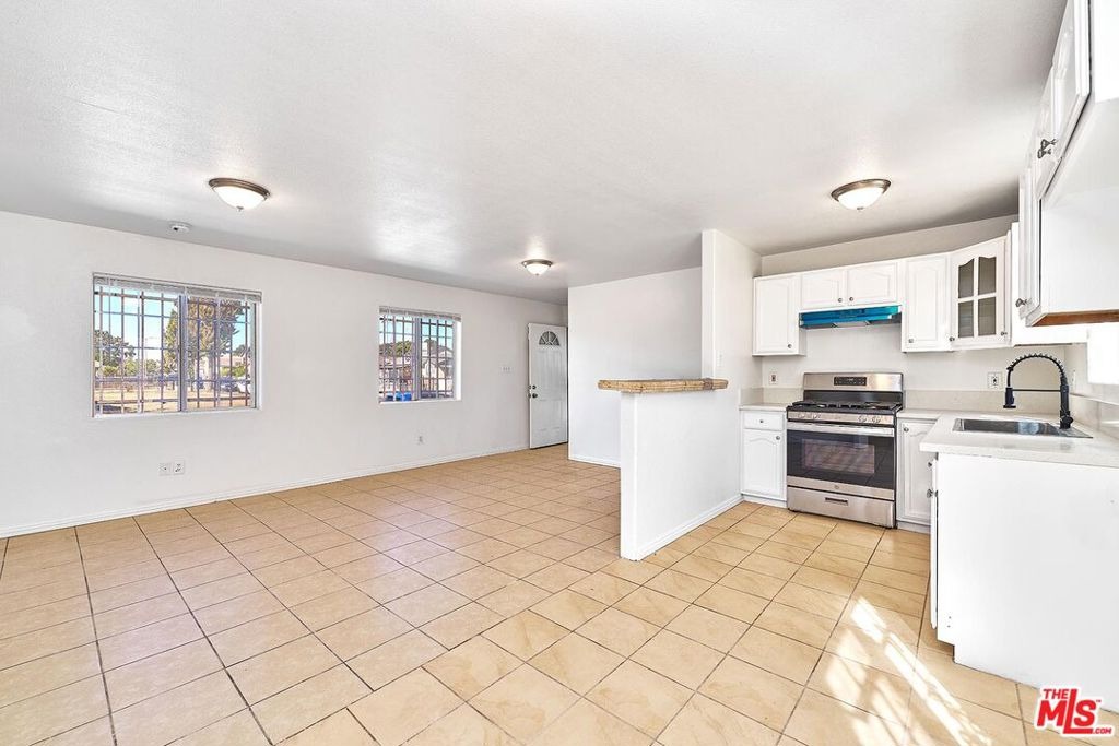 San Pedro St, Los Angeles, CA 90061 #1