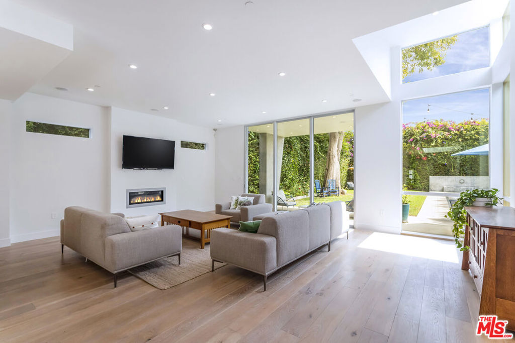 Barrington Ave, Los Angeles, CA 90066 #1