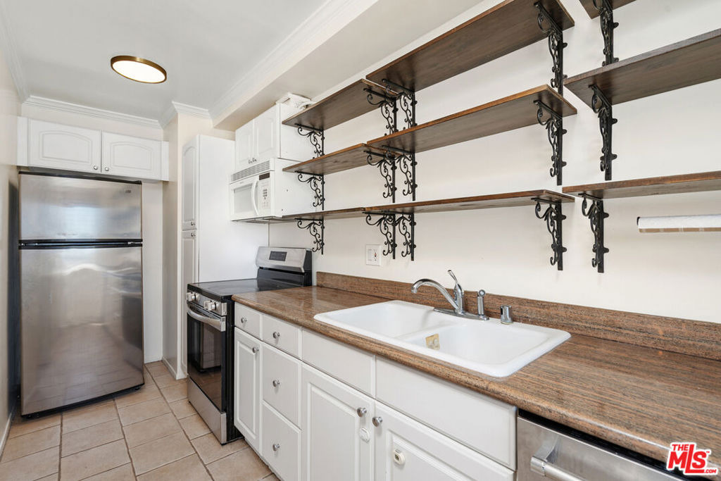 Flores St, West Hollywood, CA 90048