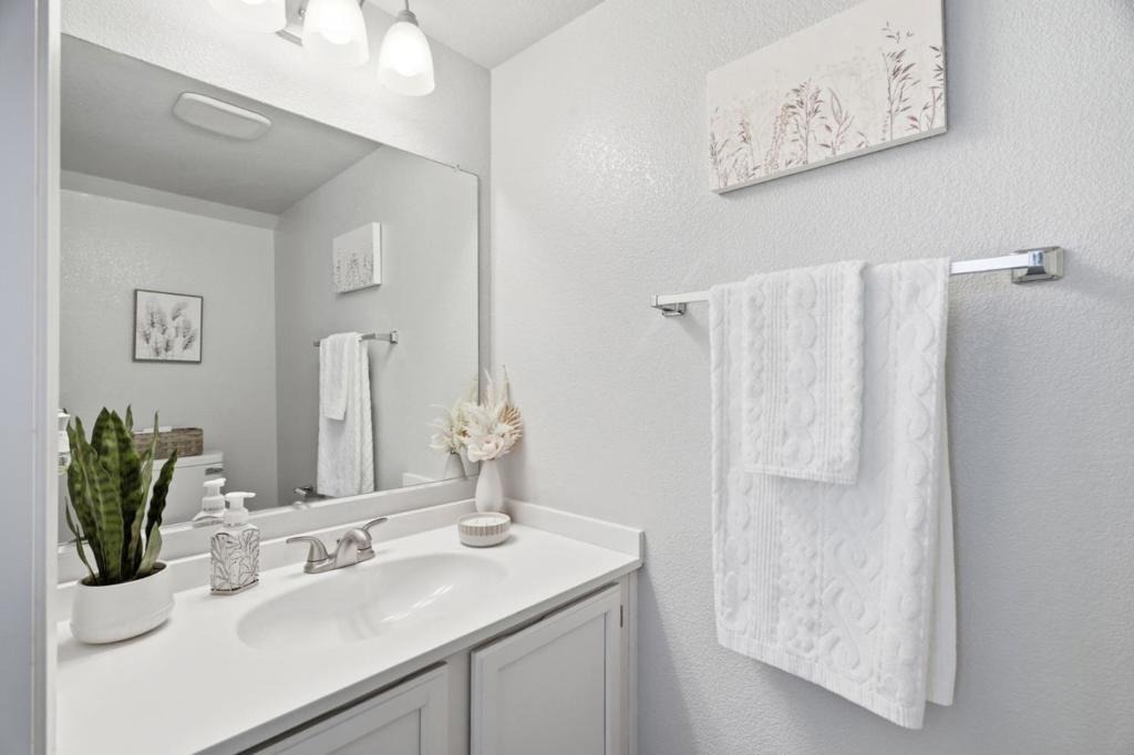 Gibson Dr, Hollister, CA 95023