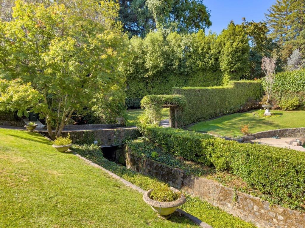 Geri Ln, Hillsborough, CA 94010