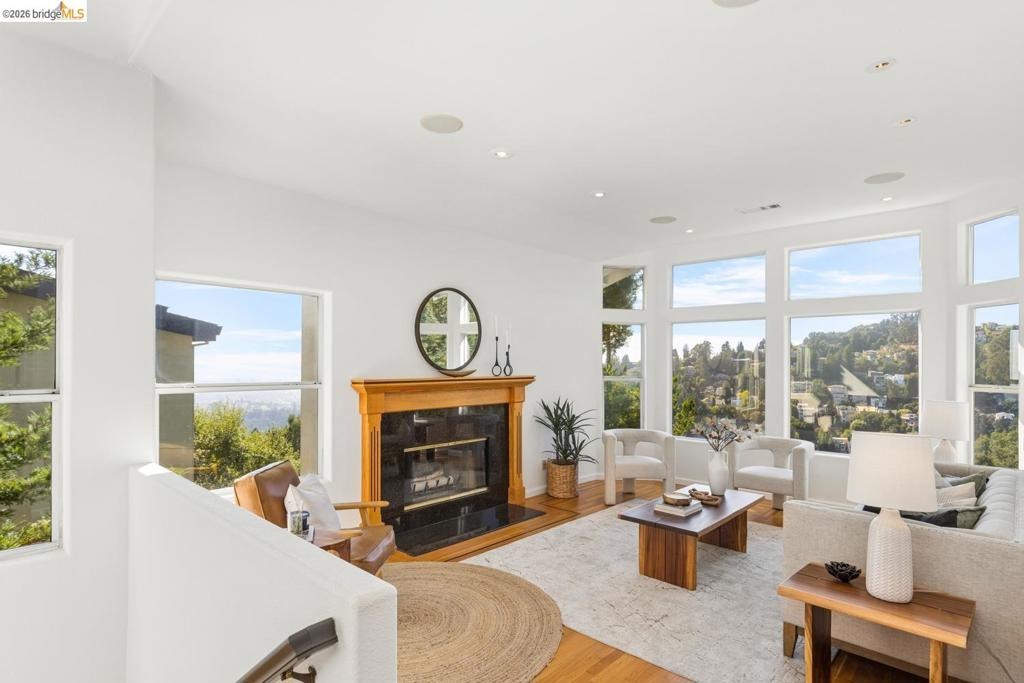 Bay Forest Ct, Oakland, CA 94611