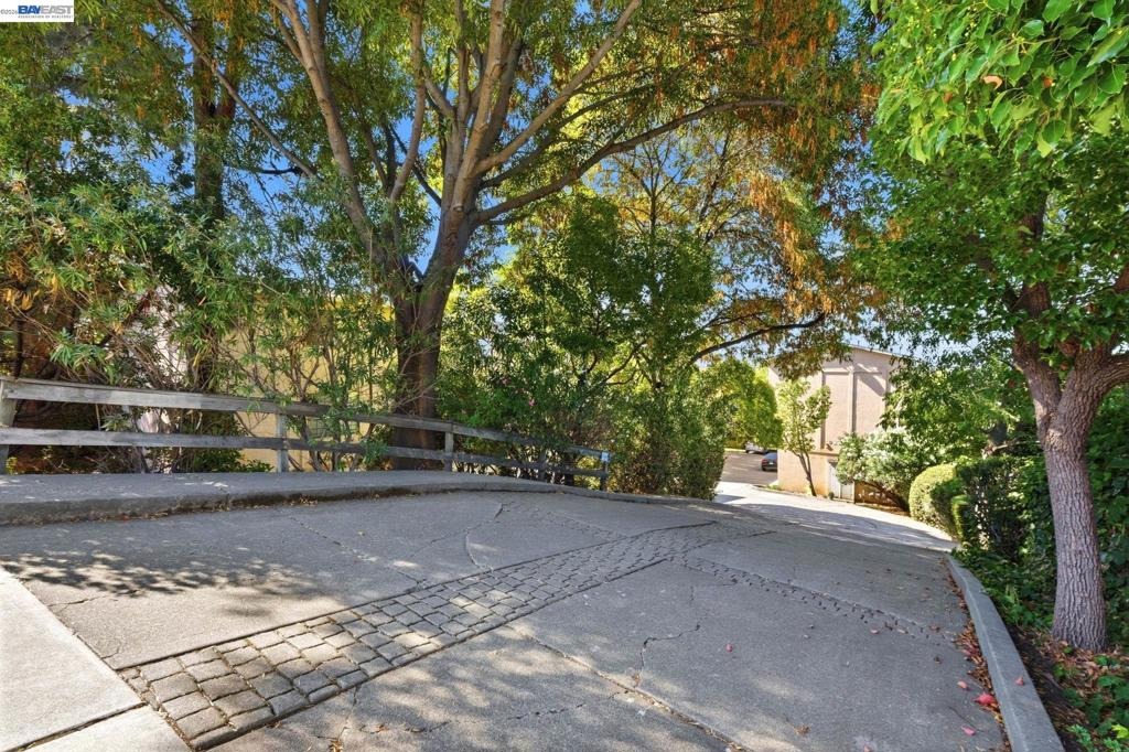 Maubert Ave, Ashland, CA 94578