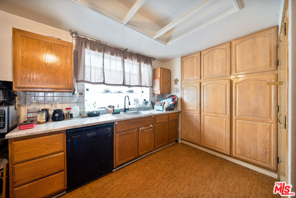 11th Ave, Los Angeles, CA 90018