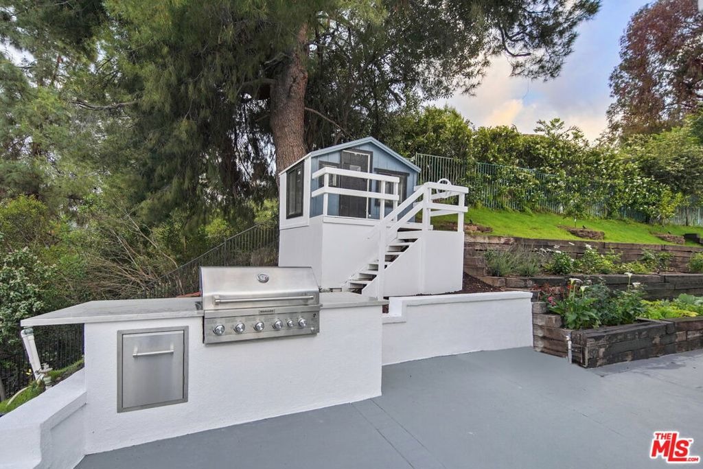 Clarinda Dr, Tarzana, CA 91356