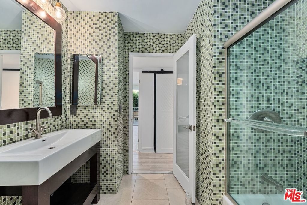 Larrabee St, West Hollywood, CA 90069
