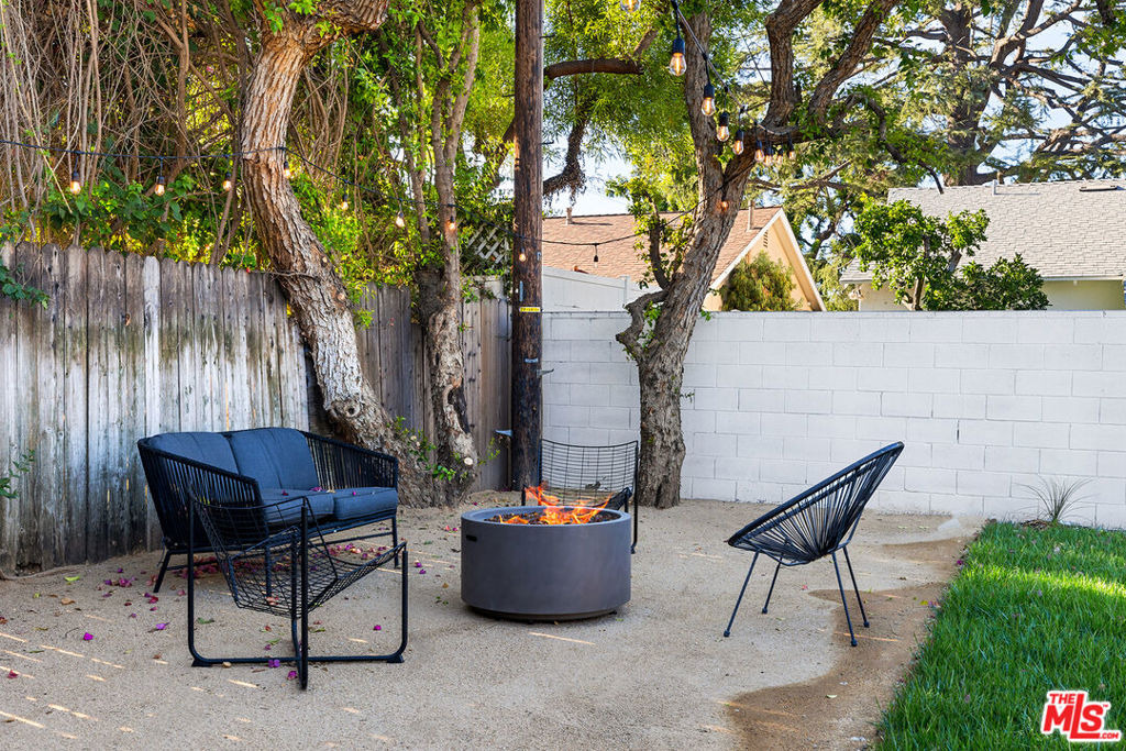 Emelita St, Woodland Hills, CA 91367