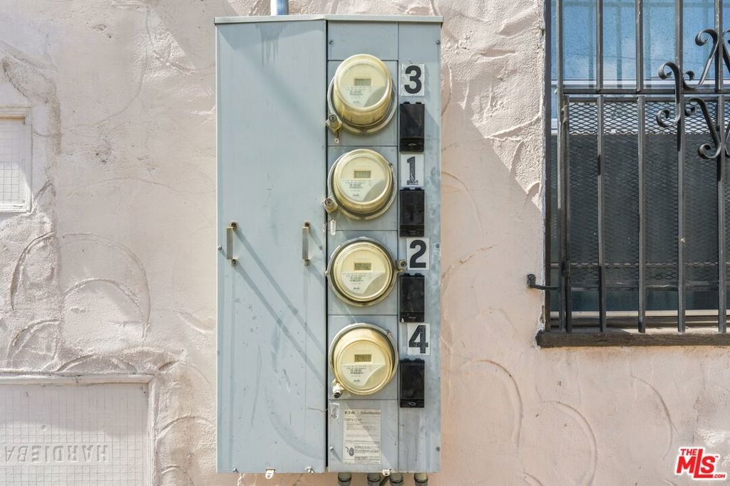 Bronson Ave, Los Angeles, CA 90018