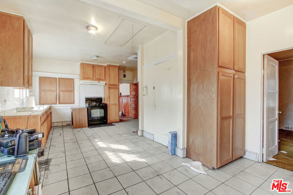 52nd St, Los Angeles, CA 90037