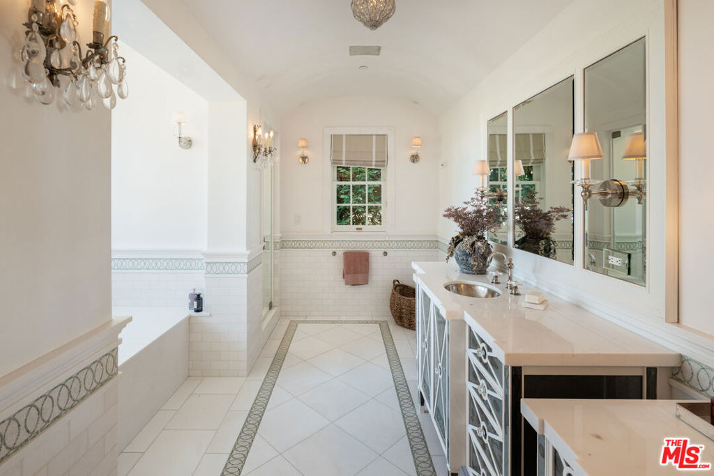 Amalfi Dr, Pacific Palisades, CA 90272