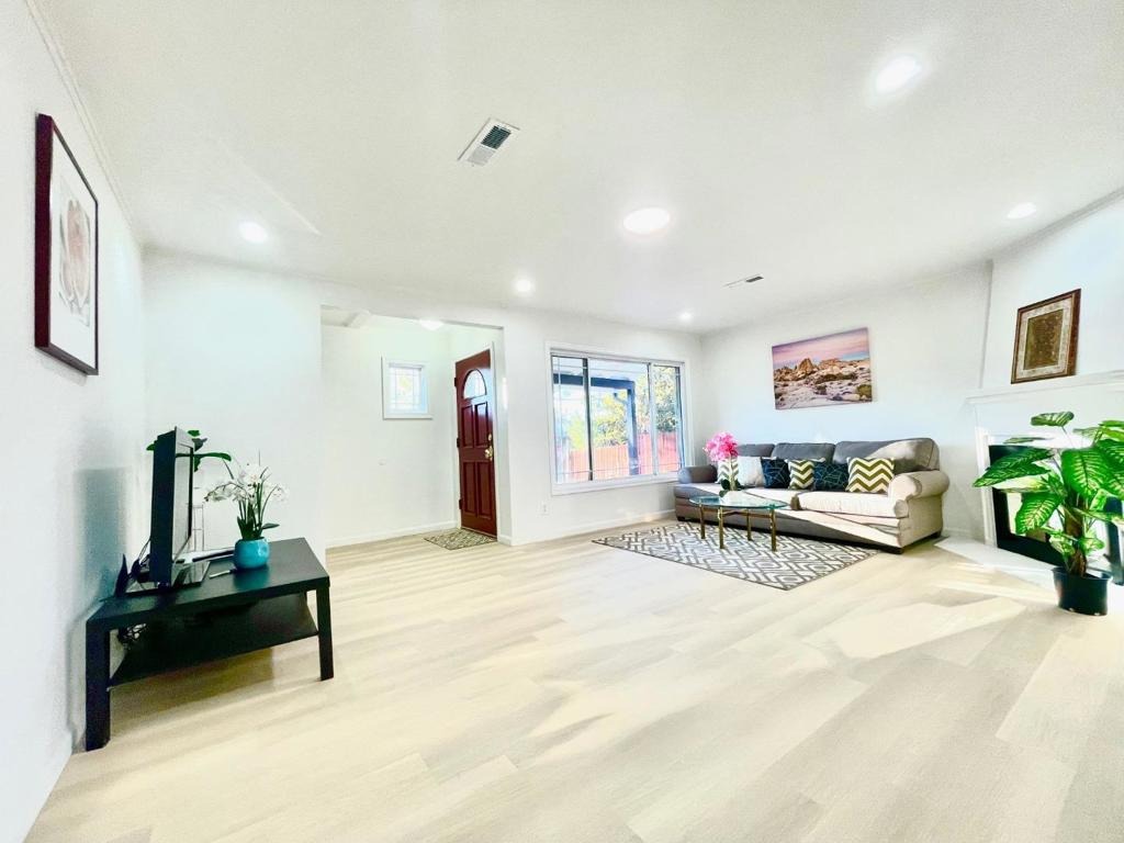 Flynn Ave, Redwood City, CA 94063
