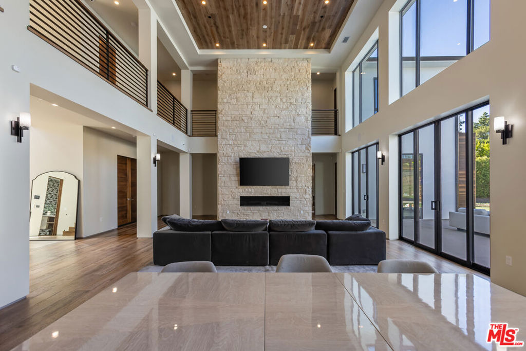 Vanalden Ave, Tarzana, CA 91356